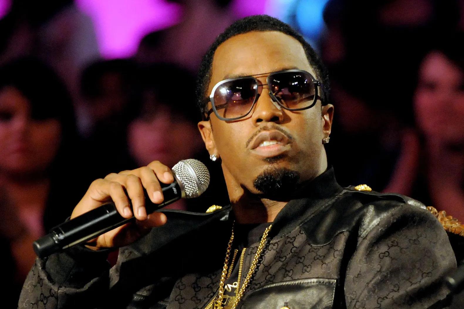 Puff Daddy enfrenta tres cargos criminales: conspiración para delinquir, tráfico sexual mediante coacción y fraude, y transporte para fines de prostitución. La acusación lo señala como el cabecilla de una red de tráfico sexual que, según los fiscales del Distrito Sur de Nueva York, operaba desde al menos 2008. 