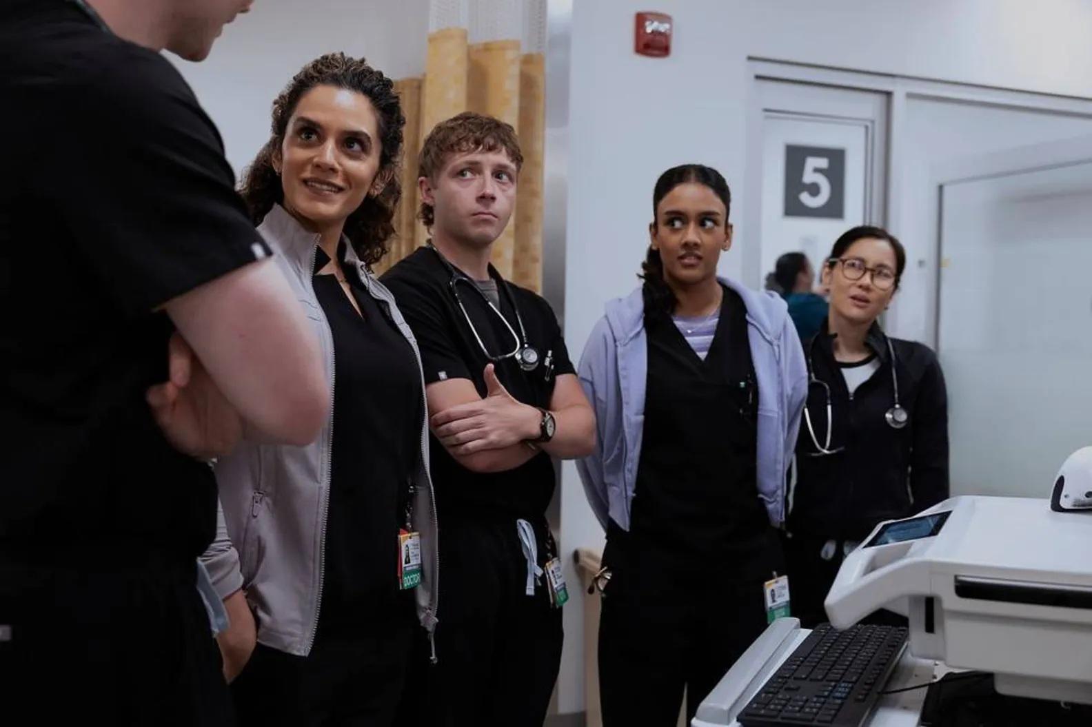 <b>The Pitt (HBO Max)</b>La segunda temporada del drama médico de HBO Max sigue el lento declive del Dr. Michael “Robby” Robinavitch, médico de urgencias cuyo tiempo en la primera línea del sobrecargado sistema de salud ha tenido consecuencias potencialmente mortales. El elenco sigue creciendo y nuevas incorporaciones, como la Dra. Al-Hashimi, se ganan rápidamente su lugar en el transcurso de un día agotador.
