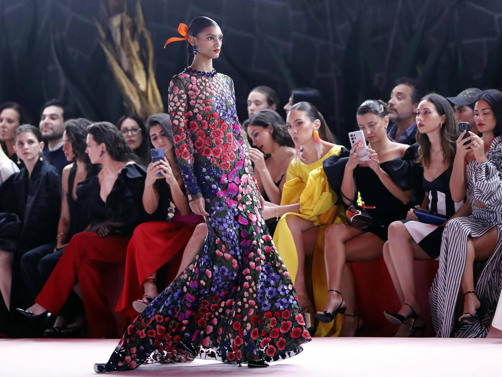 Carolina Herrera presentó su colección Resort 2025 en el Museo Anahuacalli en la capital de México, una apuesta que representa la culminación de un viaje de décadas de exploración, descubrimiento y conexión entre la firma de moda y el país azteca. Bordados y detalles exquisitos rinden un claro homenaje a la cultura mexicana. EFE/ Mario Guzmán 