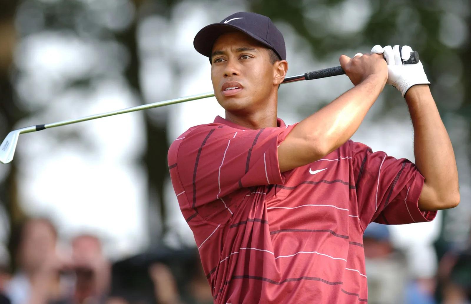 Tiger Woods está en un club exclusivo, uniéndose a Lebron James como los dos únicos atletas que se convirtieron en multimillonarios mientras seguían activos en su deporte. El cinco veces ganador del Masters ha ganado más de 1.7 mil millones de dólares en su carrera, la mayor parte gracias a patrocinios. Su acuerdo de marca más notable, una asociación de casi tres décadas con Nike, llegó a su fin en enero. Woods pronto anunció su propia línea de ropa, Sun Day Red.