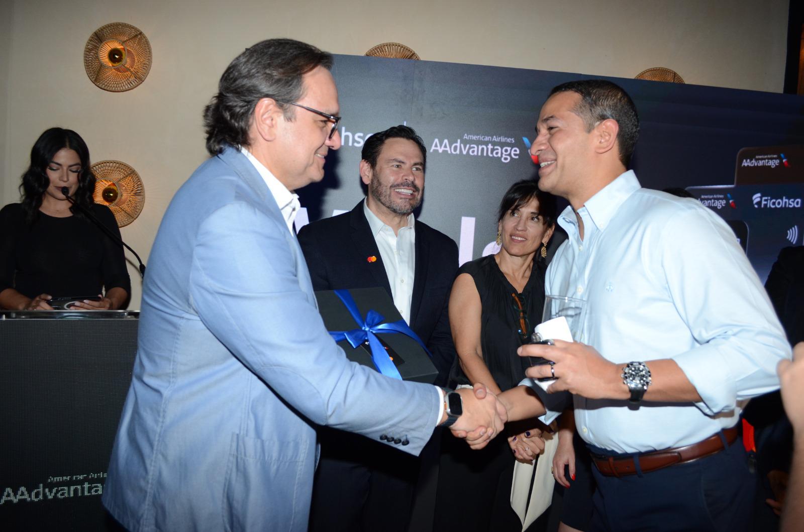 Ficohsa, American Airlines y Mastercard presentan su nueva tarjeta para viajeros