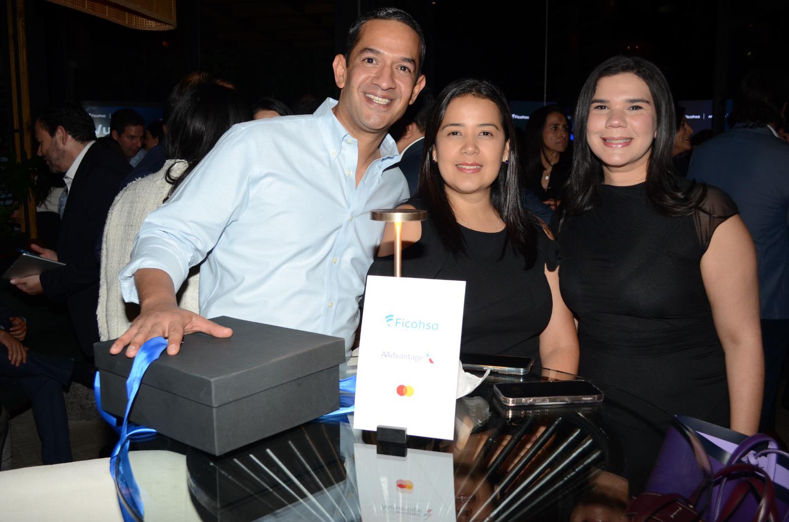Carlos Valladares, Suyen Vallejo y Lizeth Molina.