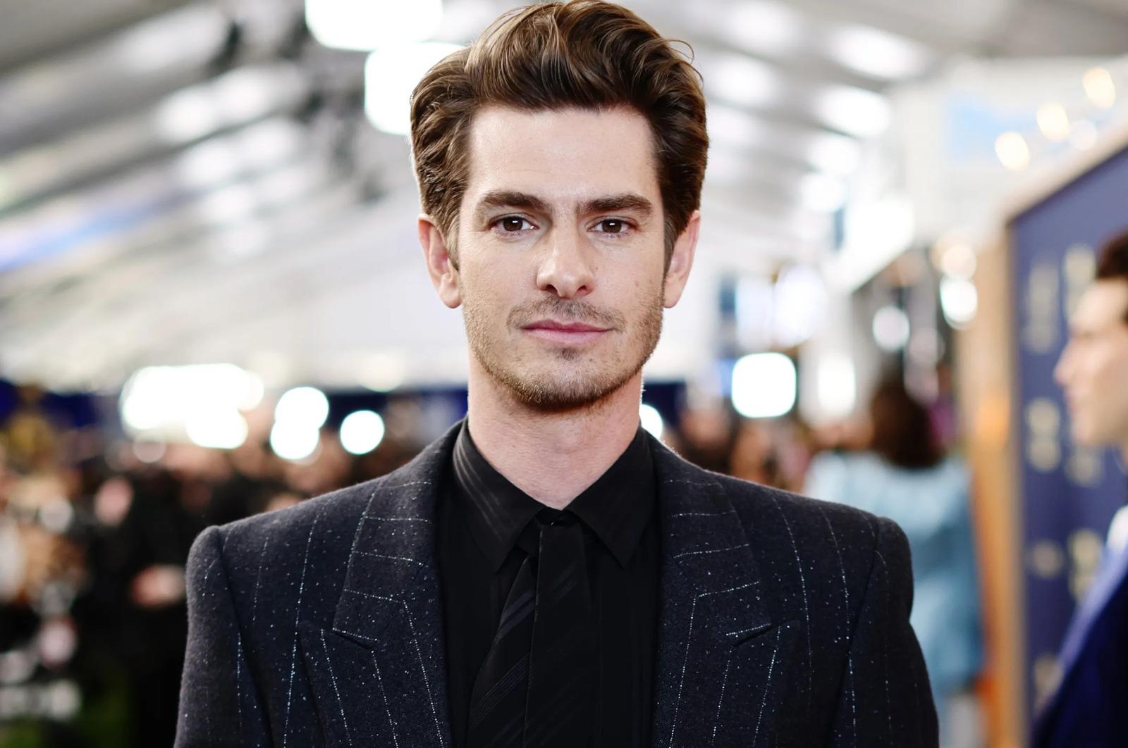 Andrew Garfield, para prepararse para su papel de sacerdote en “Silencio” (2016), Andrew adoptó el celibato y siguió una estricta dieta de ayuno durante seis meses. En el podcast “WTF with Marc Maron”, Garfield explicó su compromiso con el método de actuación, que incluyó estudiar el catolicismo y seguir al sacerdote jesuita James Martin en Nueva York, todo con el fin de ofrecer una interpretación auténtica en la película dirigida por Martin Scorsese.