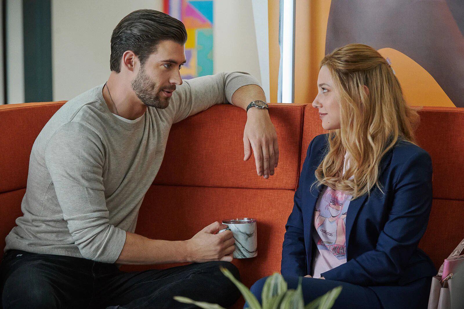 Ese mismo año, Corenswet hizo el papel de Jake en “Look Both Ways” junto a Lili Reinhard. El film es una comedia romántica y drama original de Netflix.