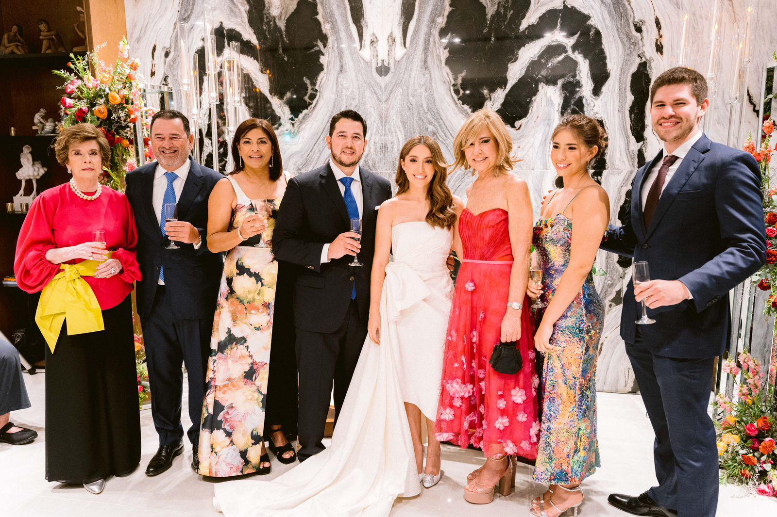 Después de la ceremonia, se realizó un brindis por la felicidad de los recién casados y luego de la sesión de fotos se ofreció una cena buffet acompañada de finos vinos. Nenette Sagastume, Rommel Hawit, Maria Cristina Medina y su hijo Rommel Hawit, Rebecca López, su madre Lisa Fiszman y los hermanos de la novia: Silvia y Marco López.
