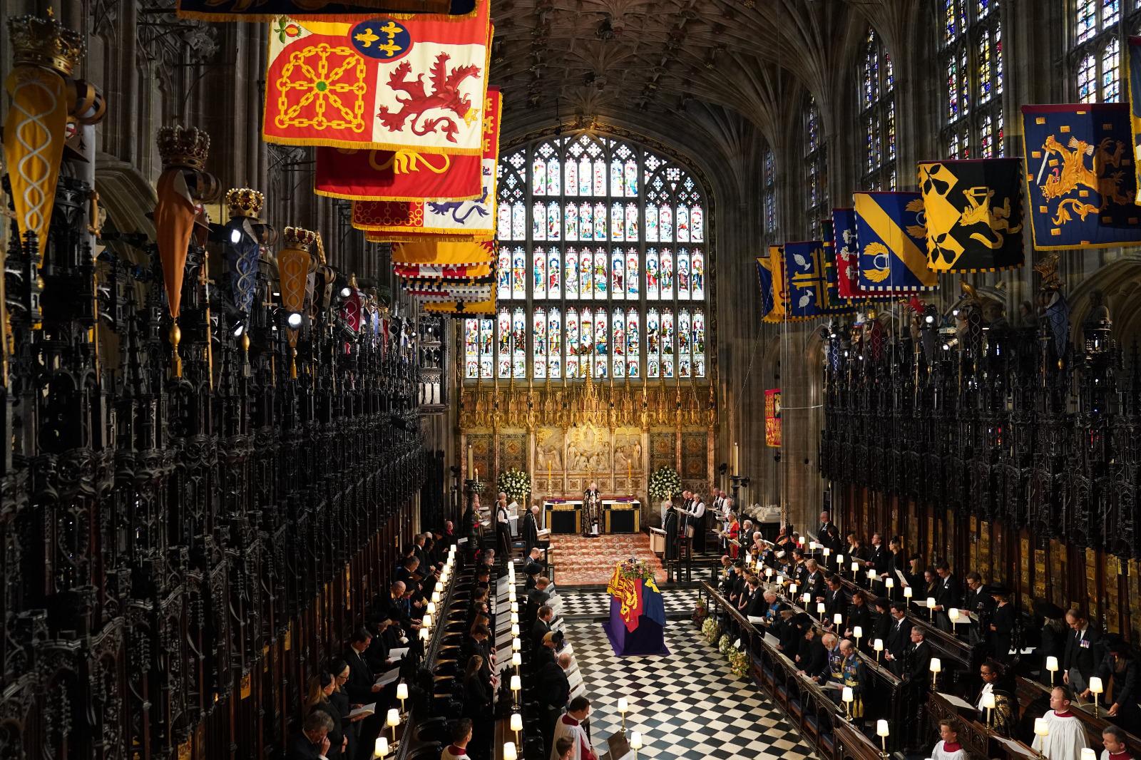 El ataúd fue bajado a la Bóveda Real de la capilla de San Jorge, en el Castillo de Windsor. Más tarde se hará un servicio privado reservado solo para la familia real y, posteriormente, la reina será enterrada junto al príncipe Felipe en la cripta real de Windsor. 
