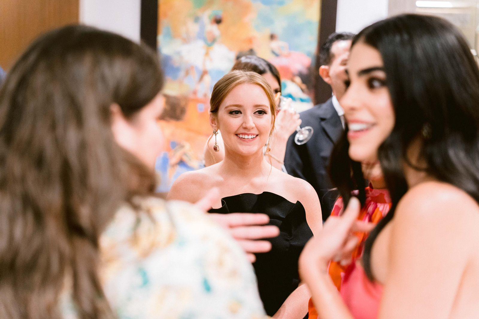 Amigas de la novia asistieron a la boda civil.