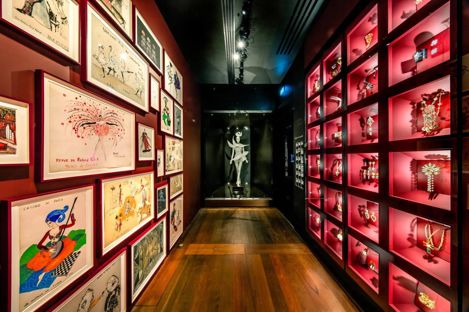 <b>Museo Yves Saint Laurent Paris.</b>Es un destino increíble para los amantes de la moda y los seguidores del legendario diseñador francés. Ubicado en París, este museo rinde homenaje al legado y la obra de Yves Saint Laurent, uno de los diseñadores más influyentes del siglo XX. Ofrece una visión única del proceso creativo de Saint Laurent, así como de su impacto en la moda contemporánea. Desde sus innovadores diseños hasta su influencia en la cultura popular, el museo proporciona una experiencia inmersiva que permite a los visitantes apreciar la genialidad y la creatividad del diseñador.