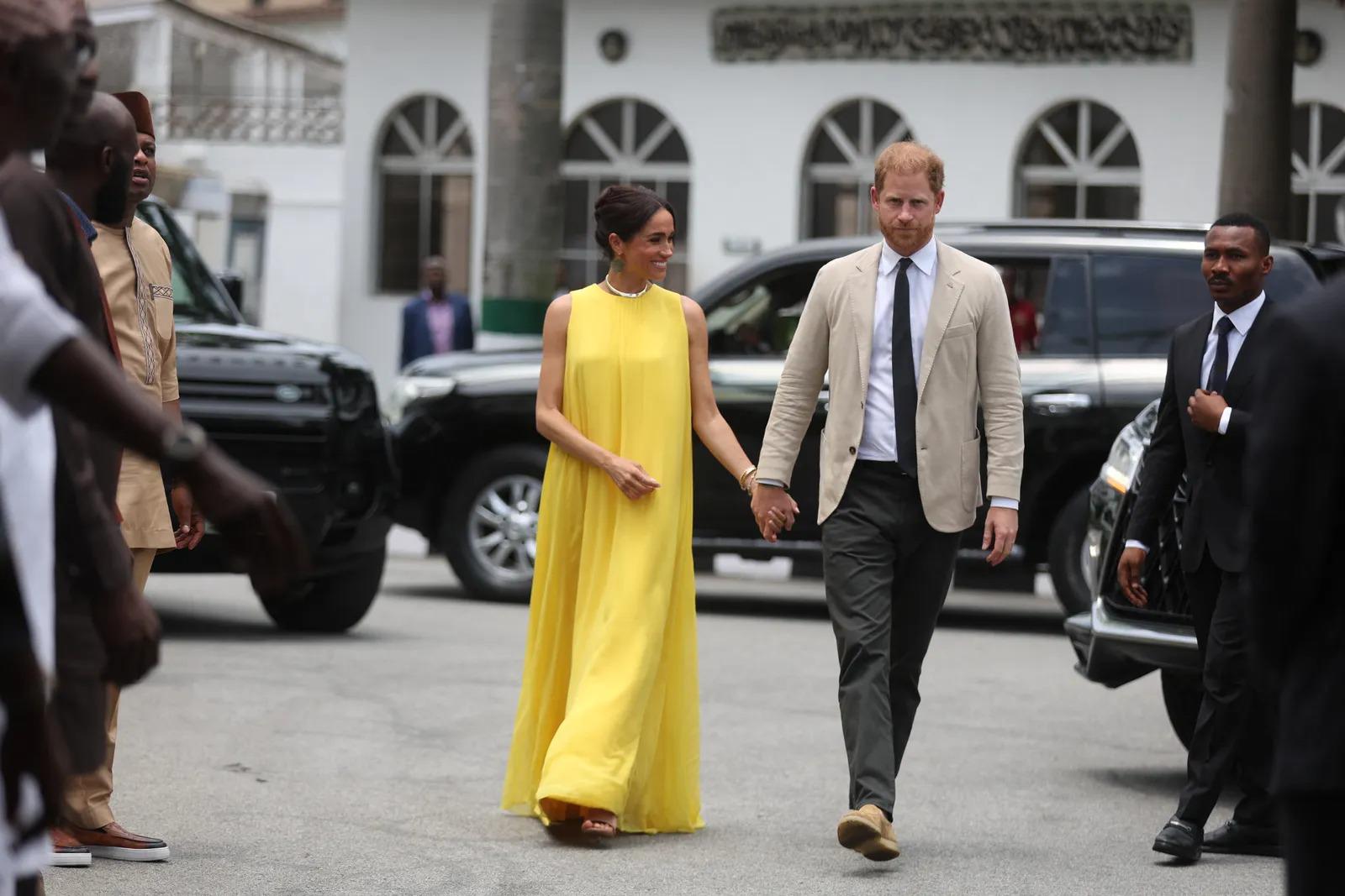 Para poner fin al viaje, en una visita a la casa del gobernador de Estado, Megan se decantó por un vestido amarillo de Carolina Herrera, una prenda muy significativa para ella al ser la misma que llevó en 2021 cuando anunció que estaba embarazada por segunda vez.