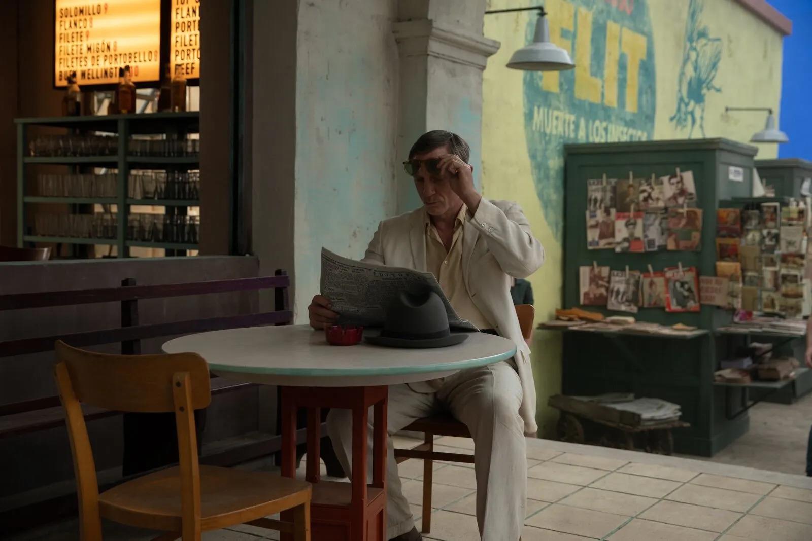 El director Luca Guadagnino regresa a Venecia con “Queer”, protagonizada por Daniel Craig. La película cuenta la historia de William Lee, un expatriado estadounidense de unos 50 años en Ciudad de México, pasa sus días casi solo, salvo algunos contactos con otros miembros de la pequeña comunidad estadounidense. Su encuentro con Eugene Allerton, un joven estudiante recién llegado a la ciudad, le muestra, por primera vez, que finalmente podría ser posible establecer una conexión íntima con alguien.