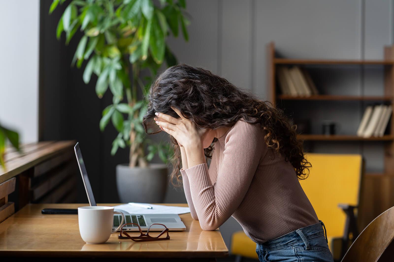 Además del apoyo profesional, prácticas como mindfulness o atención plena, ejercicio regular, descanso adecuado y establecer límites personales pueden aliviar la carga interna. Construir una red de apoyo y aprender a aceptar imperfecciones o pedir ayuda también son pasos clave hacia un equilibrio más sano.