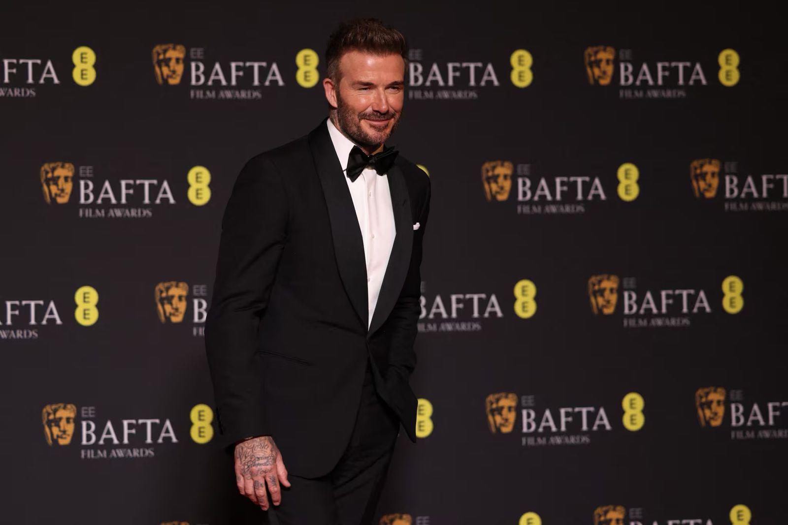 David Beckham fue uno de los invitados estelares de la noche de los premios BAFTA, a los que asistió con un esmoquin negro y camisa blanca: un clásico que, en el caso de él, nunca pasa desapercibido.