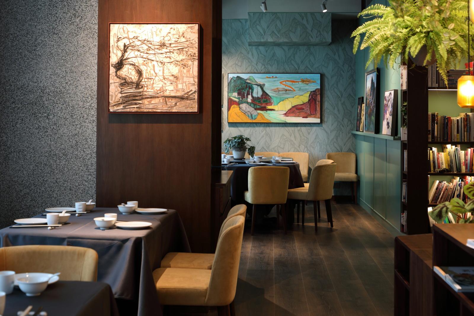 26. The Chairman es un restaurante de renombre ubicado en Hong Kong, conocido por su enfoque en la cocina cantonesa de alta calidad y su compromiso con los ingredientes frescos y locales. Fundado por Danny Yip, este establecimiento se ha ganado una sólida reputación por su autenticidad, su ambiente acogedor y su excelencia culinaria.