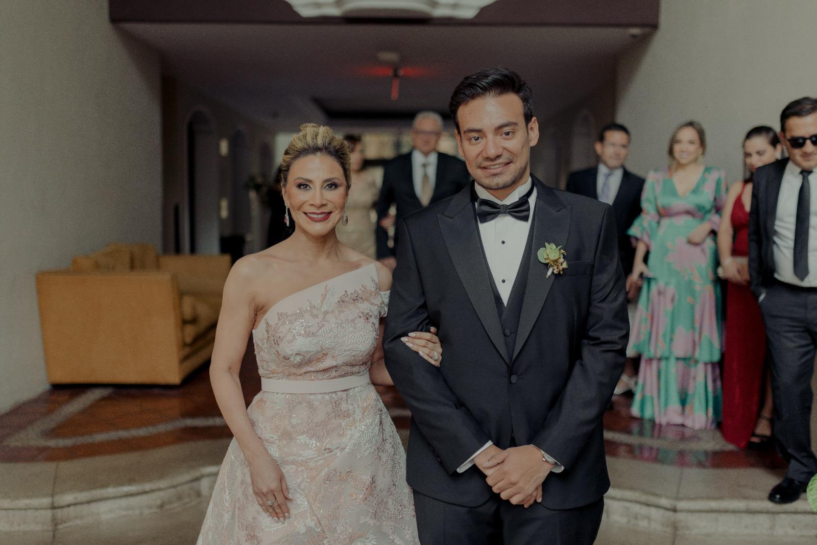 Dulce María Mejía con su hijo Jorge Quin.