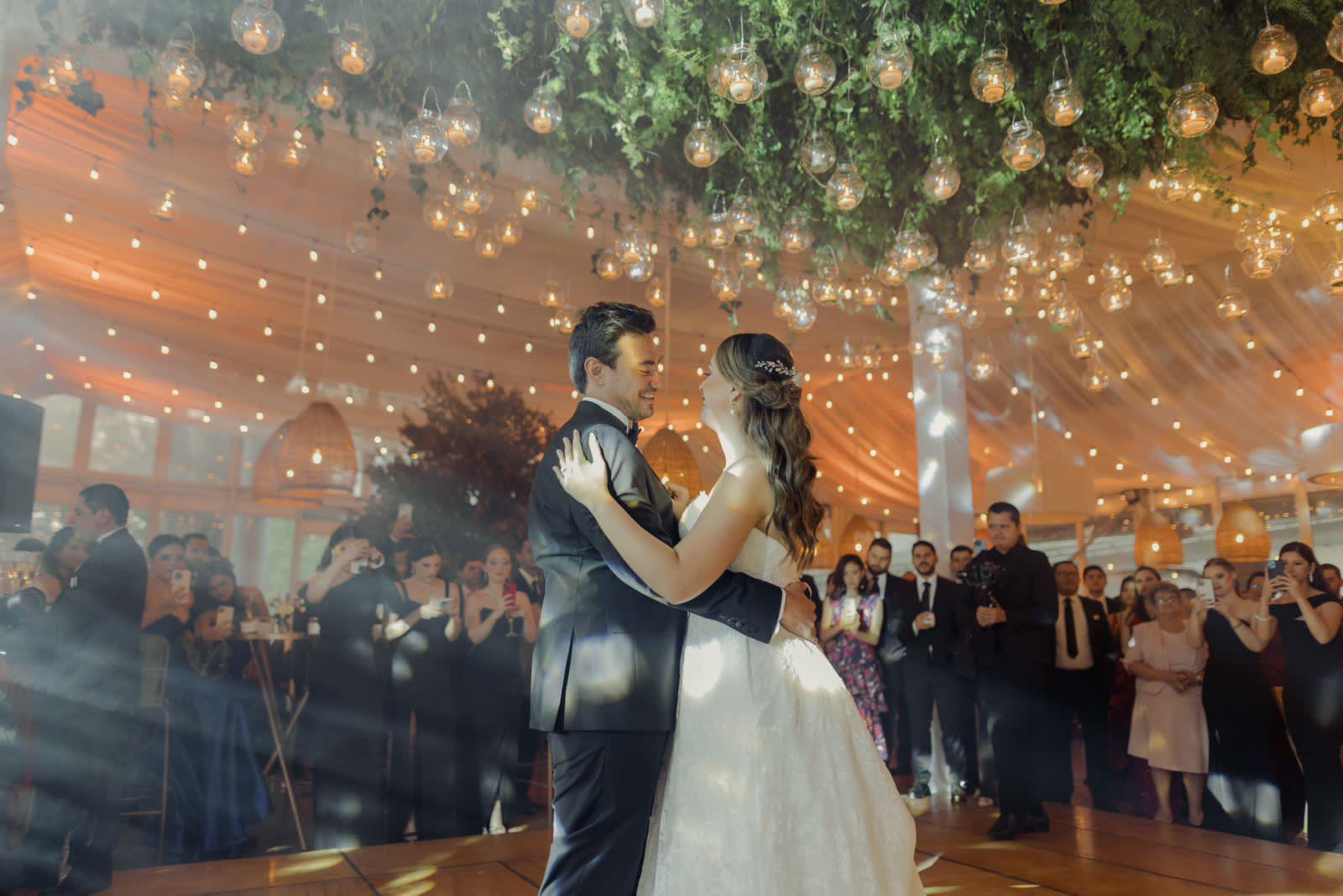 Los recién casados al momento de bailar la canción “Entrega Total” de Luis Miguel.