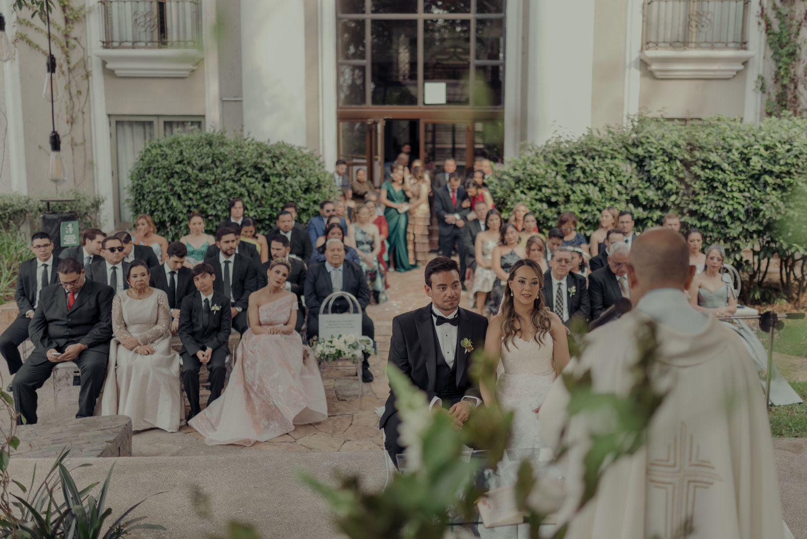Los novios durante la ceremonia escucharon atentos el sermón del sacerdote Otilio Miranda.