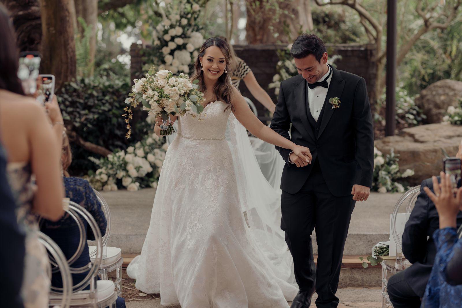 En medio de una decoración como un jardín primaveral, los novios tras varios años de relación fueron bendecidos por el sacerdote Otilio Miranda. En primera fila estuvieron sus padres: Dulce María Mejía Casco, Paul AHn (QDDG ) con Sergio Nain Torres y María Mercedes López.