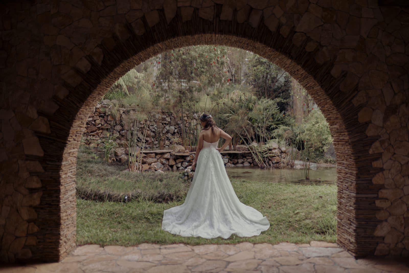 La novia Ariana Raquel Torres López, posa para su álbum familiar