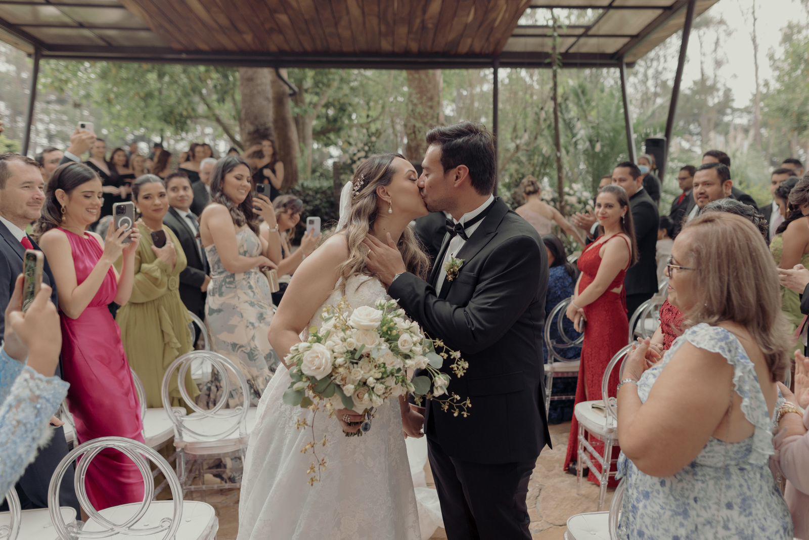 Ariana y Jorge sellan su pacto de amor con un tierno beso
