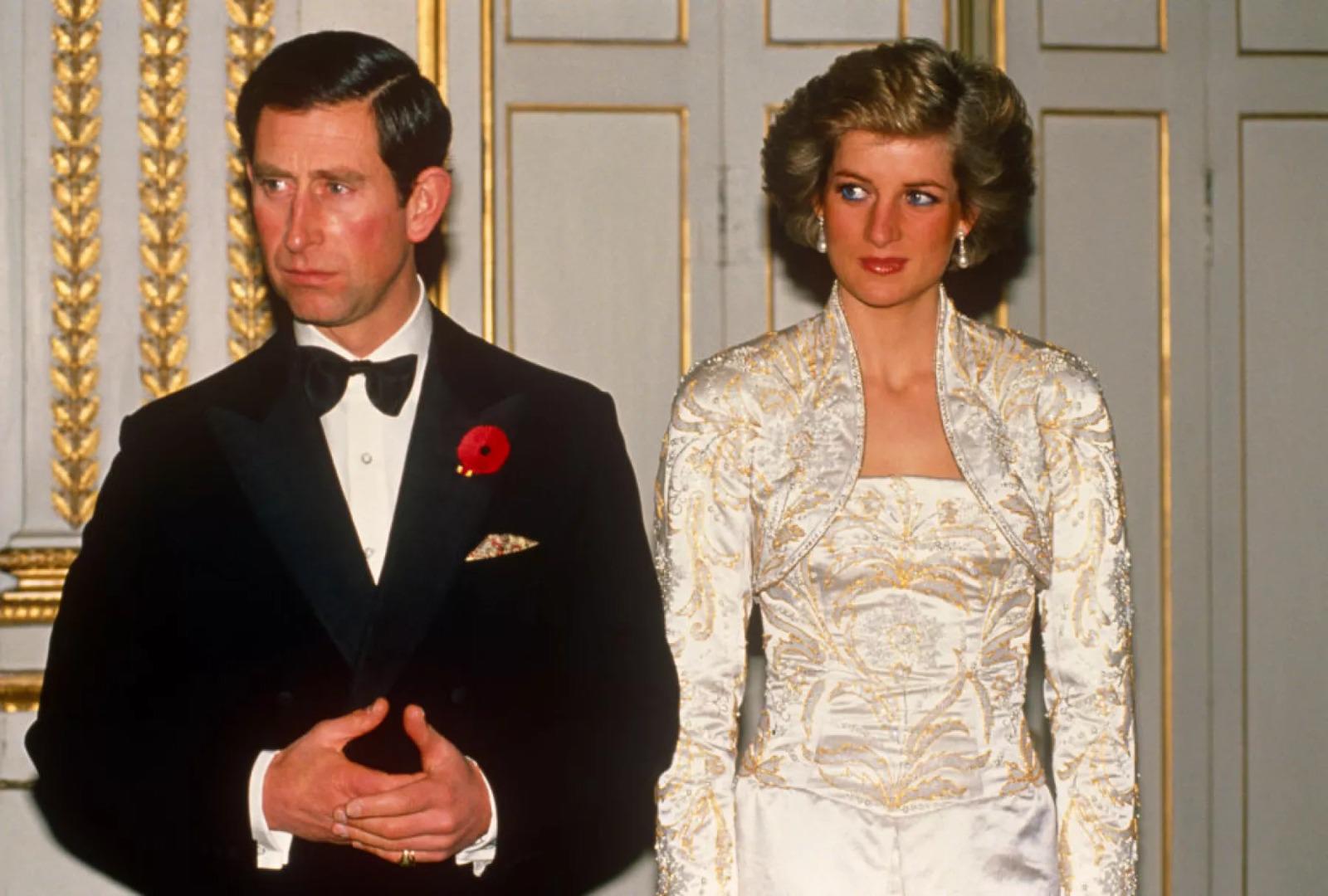 Aunque todos conocemos el romance secreto que mantuvieron por años antes de poder casarse, son pocos los que saben que Carlos y Camila se conocieron en un partido de polo en el año de 1970. El amor entre ellos floreció rápidamente y al poco tiempo de volverse amigos pasaron a ser novios.