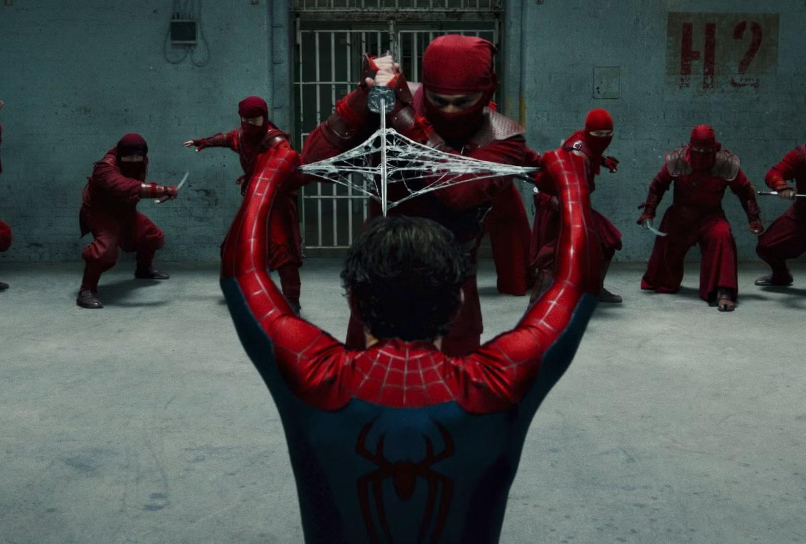 Algo que ha sobresalido tanto en los avances como en los posters es la presencia de The Hand, una organización criminal de ninjas prominente en las series de Netflix <i>Daredevil</i>, <i>Iron Fist</i> y <i>The Defenders</i>, reintegrándose al MCU después de tantos años sin salir en algún otro proyecto.