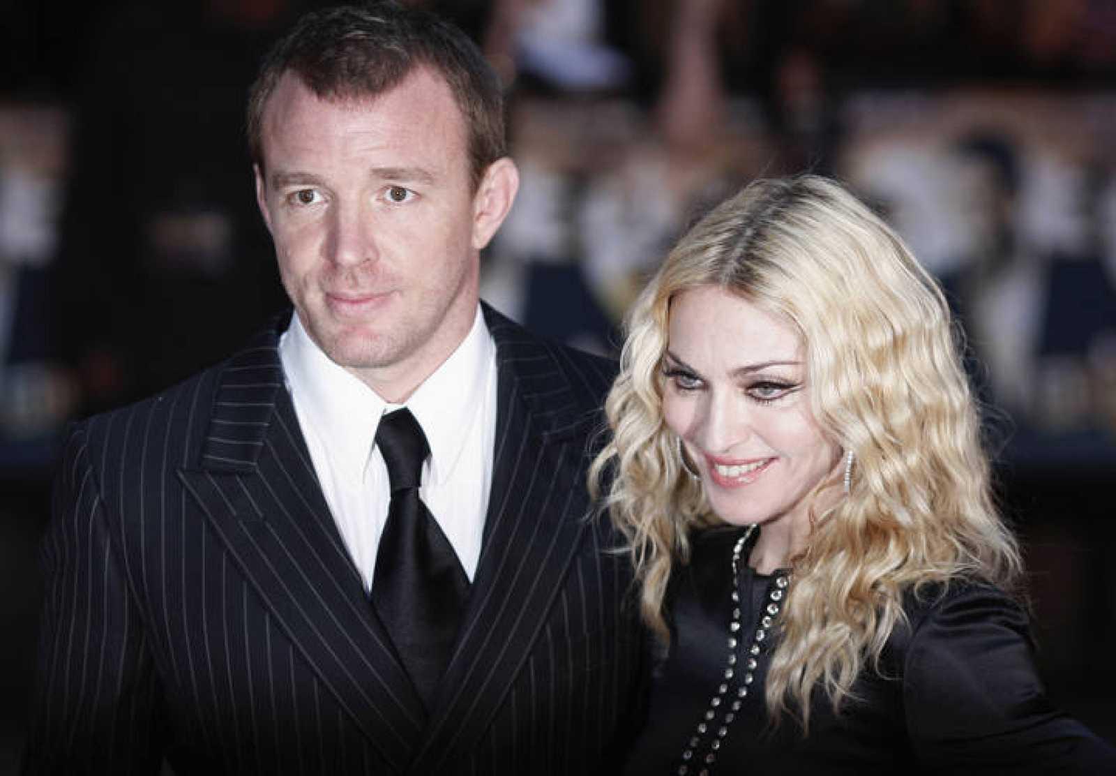 Madonna y Guy Ritchie fue en los últimos tiempos un verdadero infierno. La diva del pop y el cineasta no hicieron comentarios tras dar a conocer sus planes de divorcio, pero a cambio el entorno de la famosa pareja inauguró la batalla campal.Madonna debería pagarle 130 millones de dólares a su ex marido