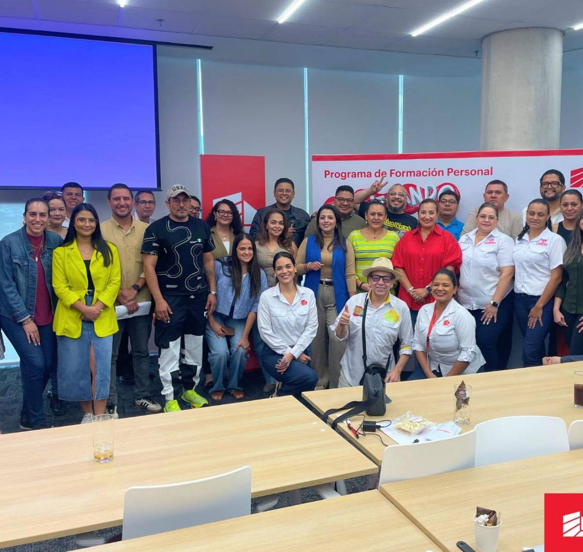 Periodistas, representantes de medios de comunicación y ejecutivos de BAC Honduras.