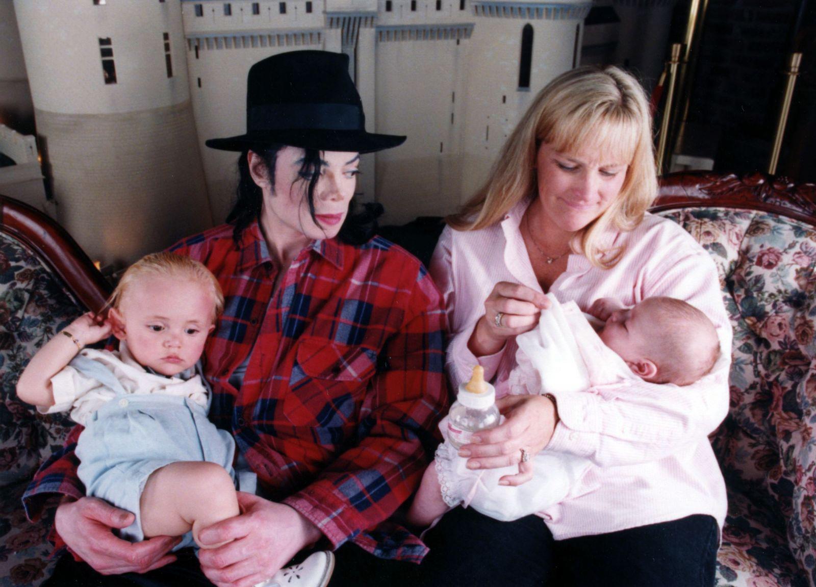 Jackson estuvo casado en dos ocasiones: primero con Lisa Marie Presley, de quien se divorció apenas un año después, y luego con Debbie Rowe, con quien tuvo dos hijos antes de divorciarse en el año 2000.