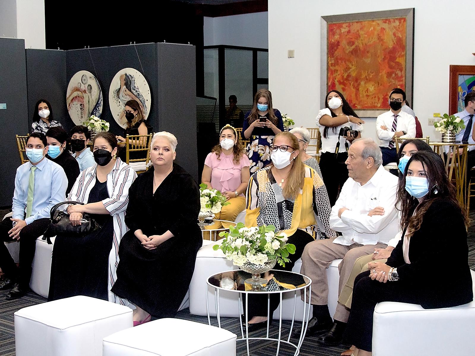 Parte de la concurrencia que asistió a la inauguración de la exposición individual “Biaxial”.