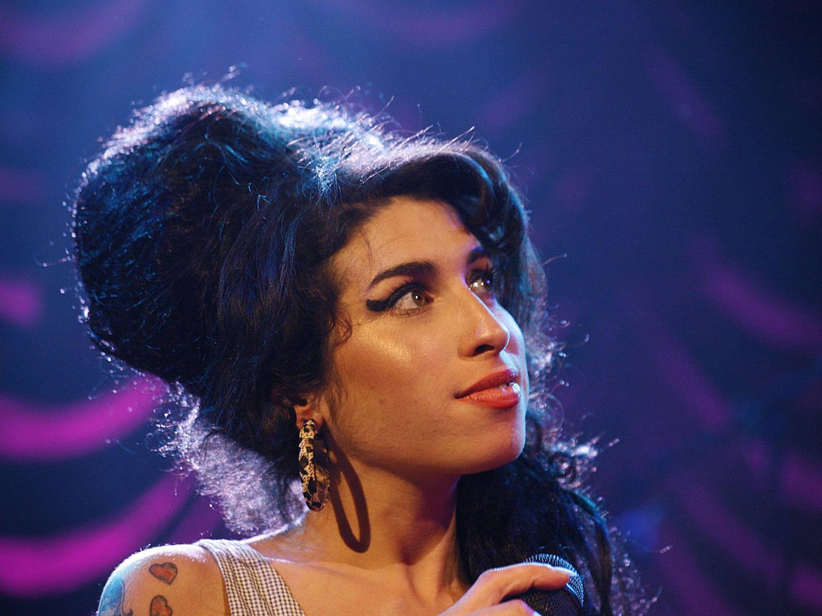  Amy Winehouse sus excesos de alcohol y drogas la llevaron a tener un tragico final. En varios conciertos se le miro borracha cantando 