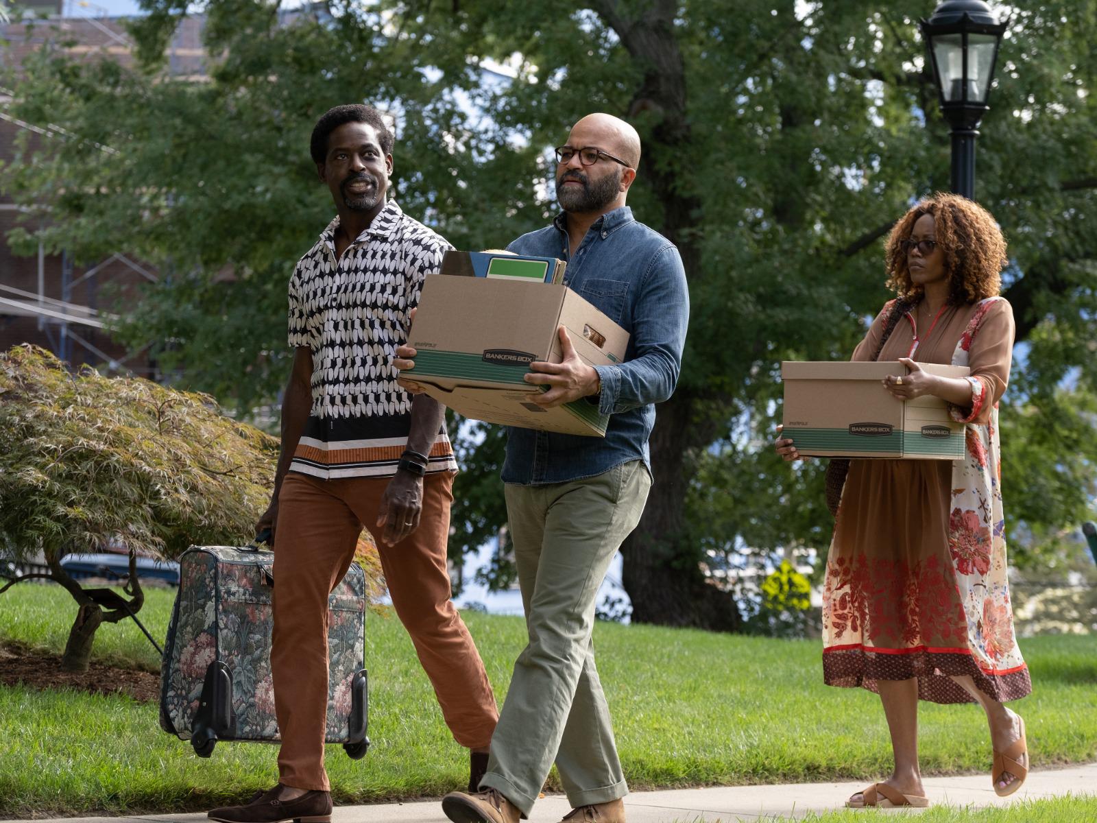 La trama de la película comienza con la crisis profesional de Thelonious ‘Monk’ Ellison, interpretado por Jeffrey Wright, un académico y escritor cuyo talento ha pasado desapercibido para el mundo. Su situación se agrava al ser suspendido de su trabajo como profesor universitario por leer un texto que incluye la “N Word” durante una clase, resultando ofensivo para una estudiante blanca.