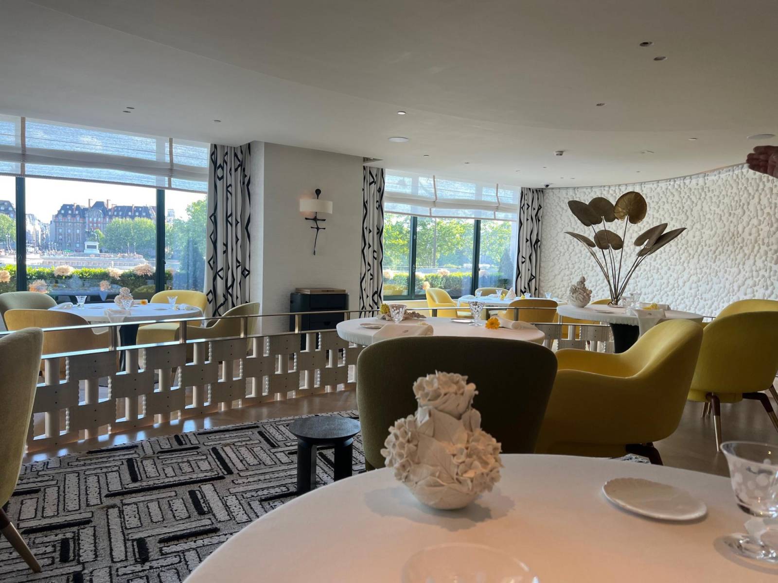 18. Ubicado en el primer piso del hotel de cinco estrellas Cheval Blanc Paris, Plénitude ofrece impresionantes vistas del río Sena. El ambiente es un íntimo capullo blanco y amarillo, con burbujas en la pared y solo 26 asientos. A esto se suman las toallas bordadas, la cubertería vintage y el servicio impecable, donde todos los códigos de la alta cocina francesa están presentes, con un toque extra de emoción y amabilidad.