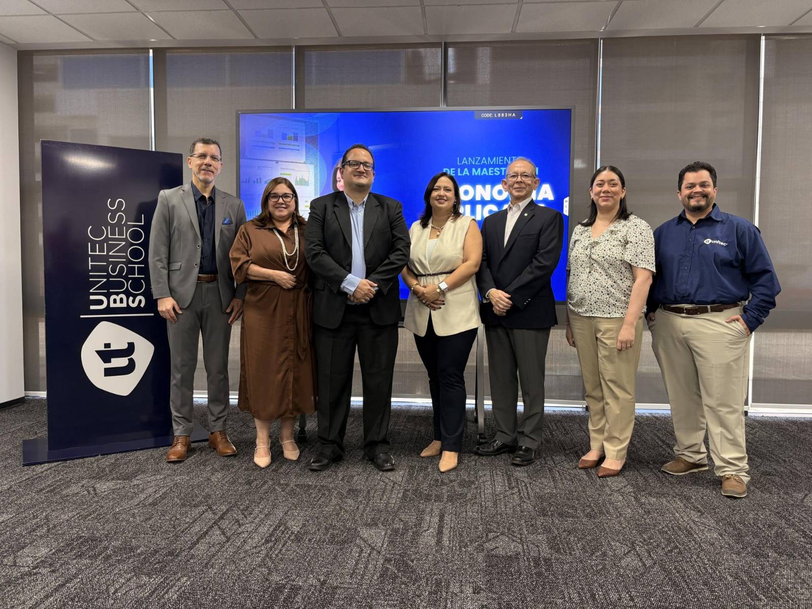 Así se vivió el lanzamiento de la nueva Maestría en Economía Aplicada de UNITEC, una propuesta académica orientada a formar profesionales capaces de transformar datos e información económica en decisiones estratégicas con impacto real en la sociedad. Durante el evento, invitados y asistentes conocieron más sobre este innovador programa que apuesta por el análisis, la interpretación y el pensamiento crítico como herramientas clave para enfrentar los retos del entorno actual.