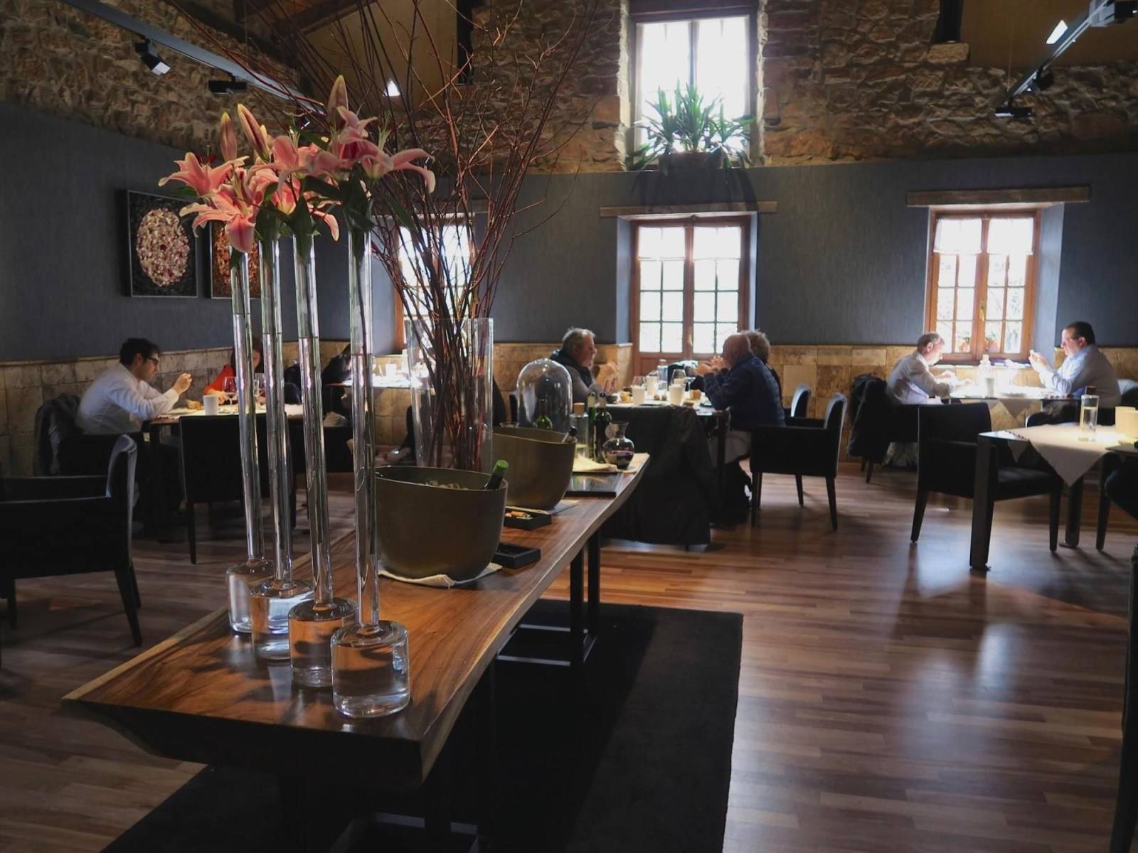 2. Etxebarri es un renombrado asador ubicado en Axpe, España, que se destaca por su enfoque en la cocina a la parrilla. Dirigido por el chef Víctor Arguinzoniz, este restaurante ha ganado reconocimiento internacional por su habilidad para resaltar la calidad de los ingredientes a través del ahumado natural y la cocción a la parrilla. Con una estrella Michelin, Etxebarri ofrece una experiencia gastronómica única y auténtica que celebra los sabores tradicionales vascos. Es considerado uno de los mejores asadores del mundo.