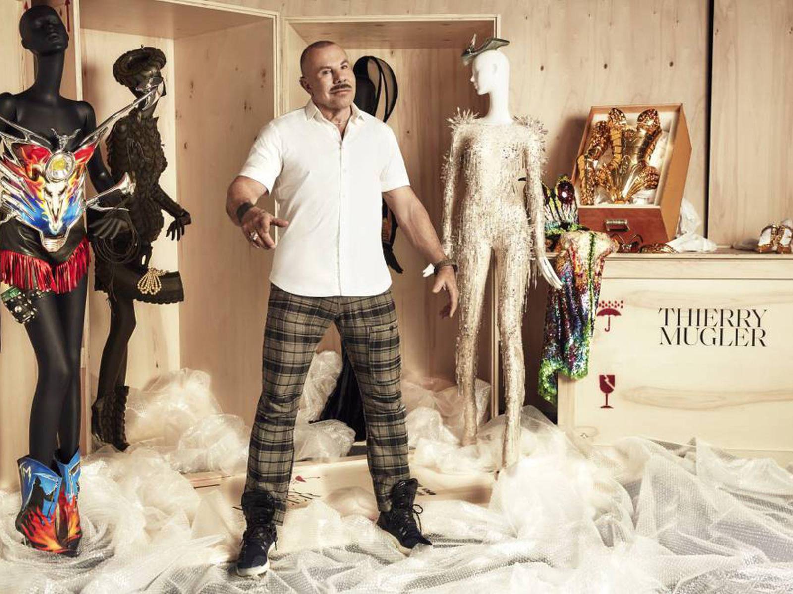 El icónico diseñador francés Thierry Mugler murió por causas naturales a los 73 años el 23 de enero.