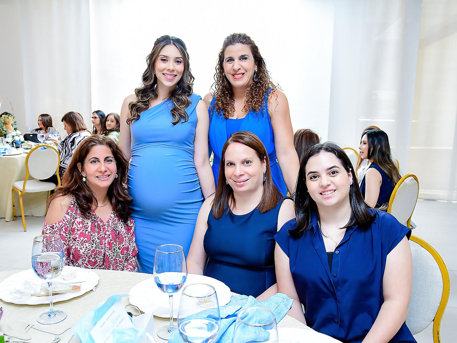 - Liliana, Stephanie Andonie, Catherine Canahuati, Ana Karina de Andonie y Ana Paola Andonie