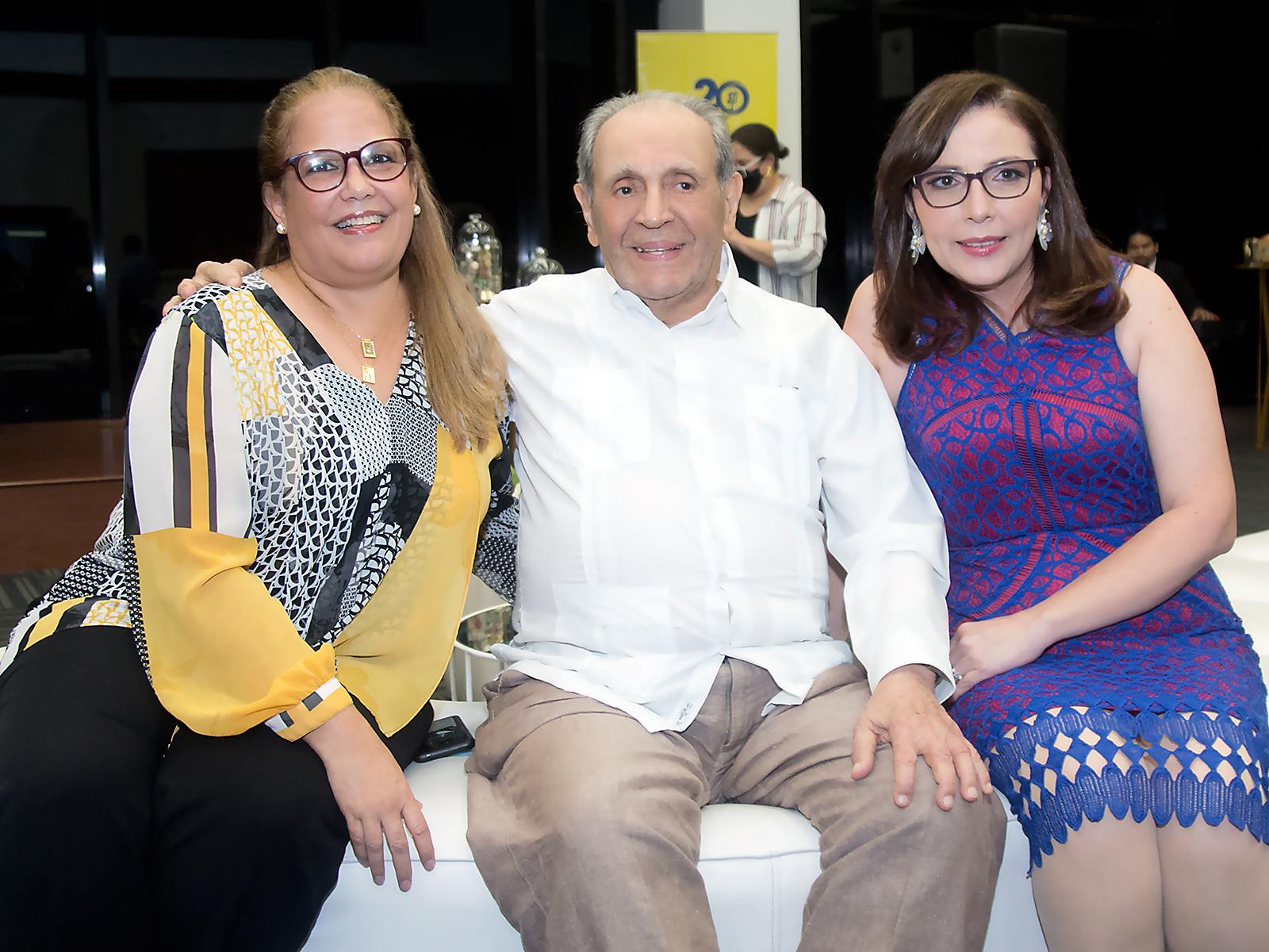 - MariaAlex Boesch, Napoleón Larach y Nidia Manzanares.