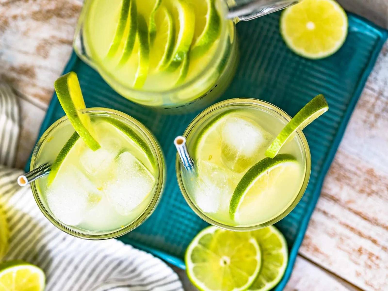 <b>4. LIMONADA. </b>Este clásico del verano, el favorito de muchos, está cargado de vitamina C, además del complejo B (B1, B2, B3, B5, B6 , PP), minerales como el potasio, magnesio, calcio, fósforo, sodio, hierro y flúor, agua y algo de fibra. Su bajo aporte calórico, 40 calorías por cada cien gramos, lo convierte en una fruta ideal para combinar con agua, unos cubos de hielo de y un toque de menta. Más refrescante, ¡imposible!