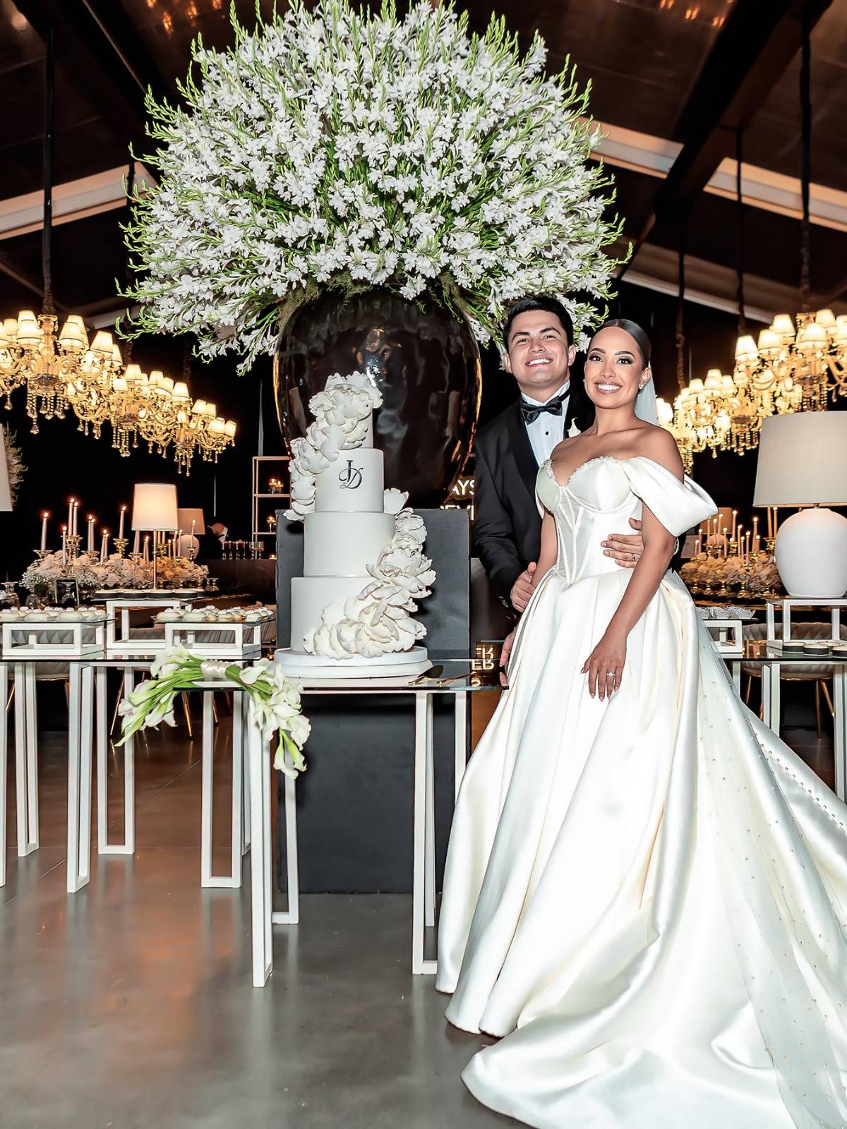 Como de cuento de hadas. En una boda de ensueño, Débora Simonson y Jasio Zapata se dieron el tan esperado “sí, acepto”. La pareja celebró su amor en una elegante ceremonia en La Reserva Event Center, rodeados de sus seres queridos y de una atmósfera mágica que hizo de este día un momento inolvidable.