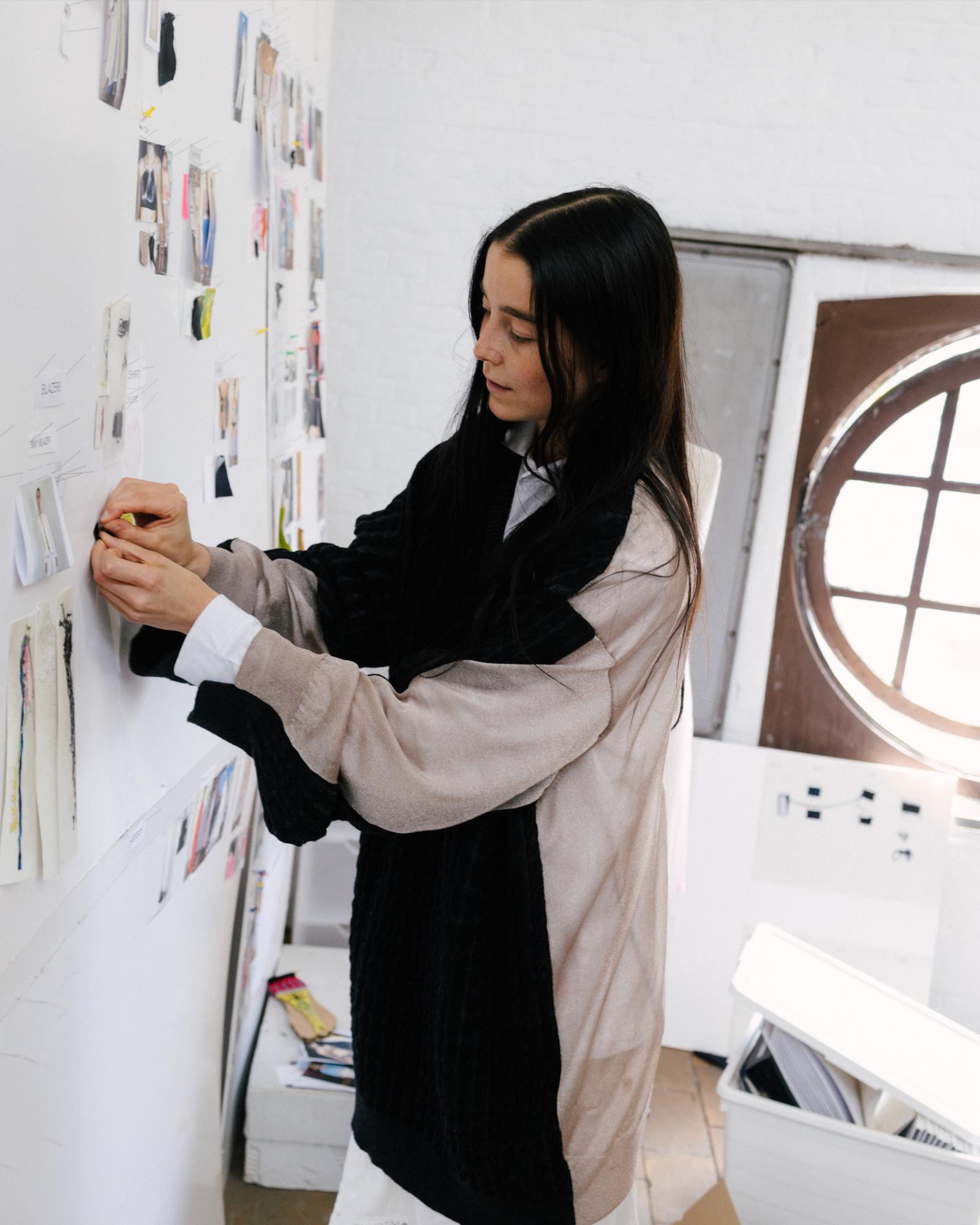 Julie Kegels en pleno proceso de creación y conceptualización en su taller.