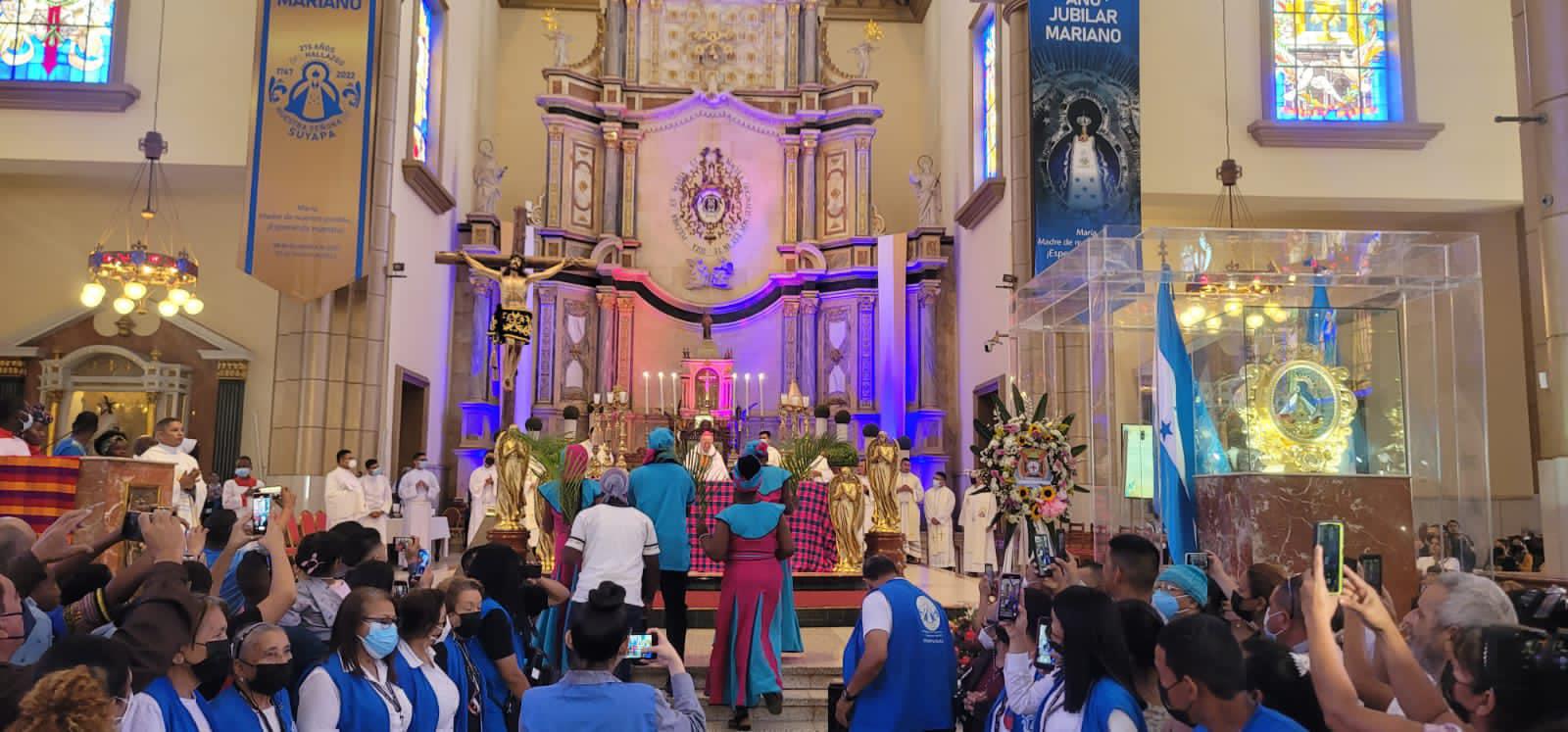 El primer gran milagro de la Virgen de Suyapa se manifestó en 1768, cuando el capitán Joseph de Celaya, padeciendo del entonces llamado “mal de piedras”, mandó a que le llevaran a su lecho la imagen. Él le prometió a la Virgen que, si lo curaba de aquel tormento que sufría, le construiría un templo en la Aldea para oficiar misas en su honor durante todo el año. El milagro se dio y el capitán cumplió su promesa.