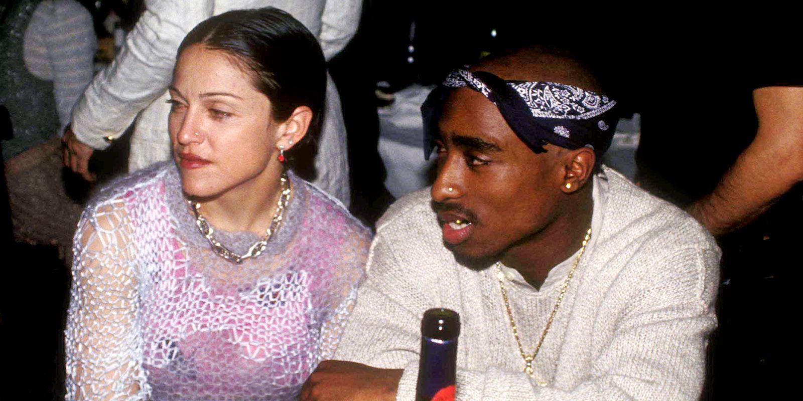 Aunque muchos lo han olvidado, Madonna tuvo una relación con el rapero ya fallecido Tupac Shakur, luego que se conocieran en los Soul Train Awards en 1993. 