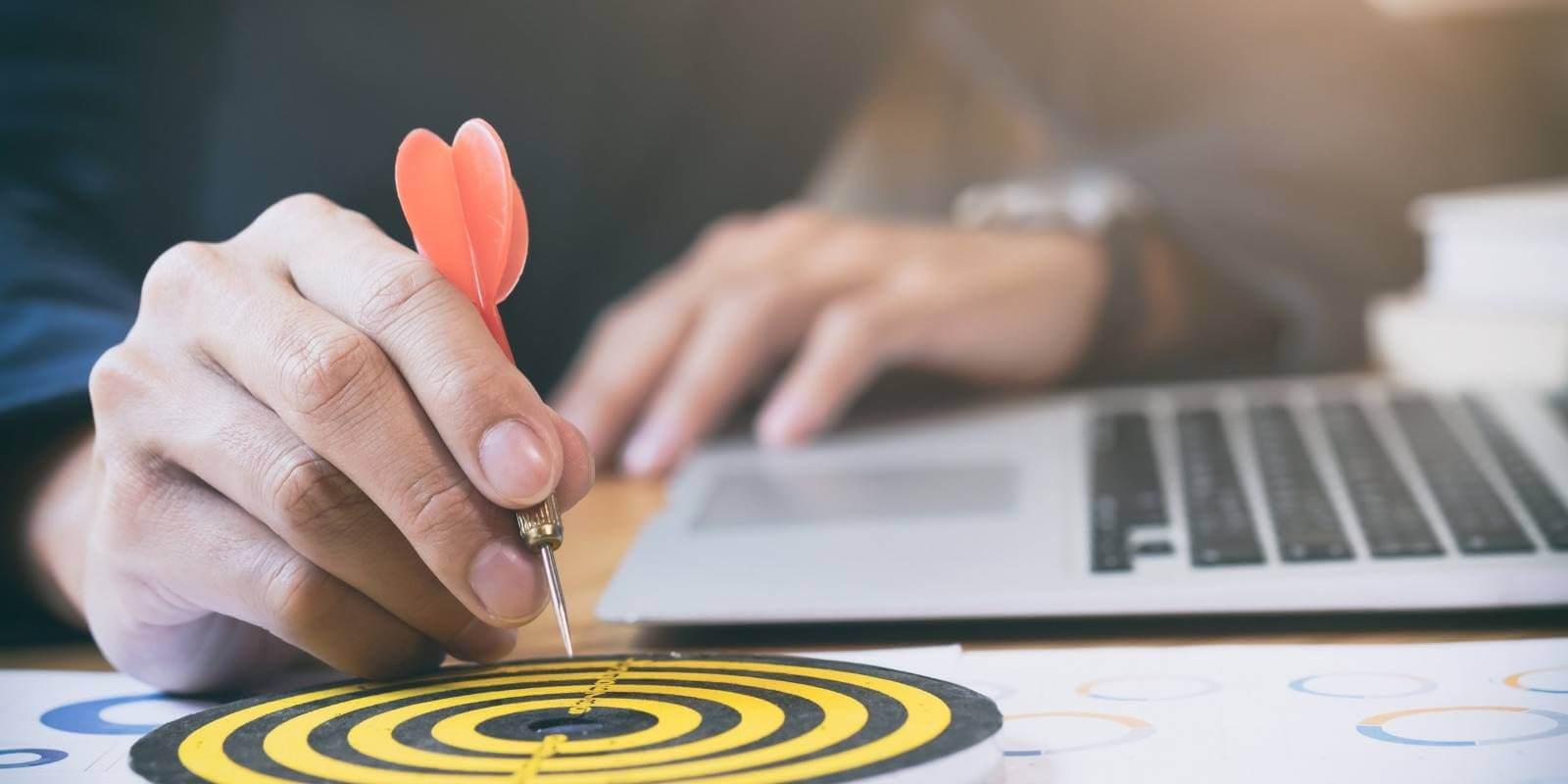 <b>10. Establecer Metas Realistas</b> En lugar de fijar metas poco realistas, define objetivos alcanzables y específicos. Celebrar pequeños logros te motivará a seguir avanzando hacia metas más grandes.