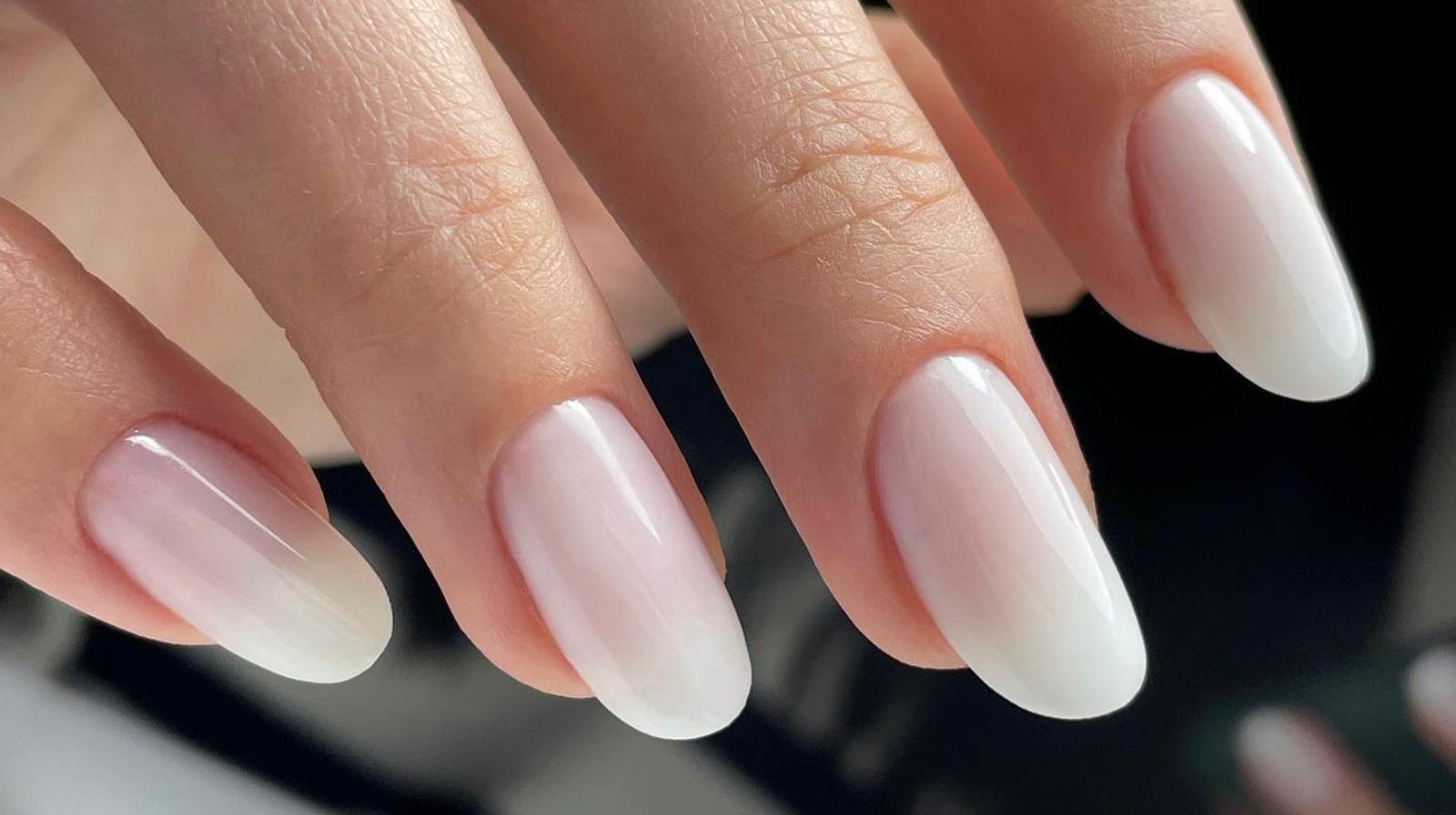 <b>Milk bath</b>Esta suave variante de la manicura blanca se logra mediante un esmalte semitransparente que evoca la textura y tono de la leche. Una tendencia neutra que armoniza con cualquier estilo y tipo de piel.