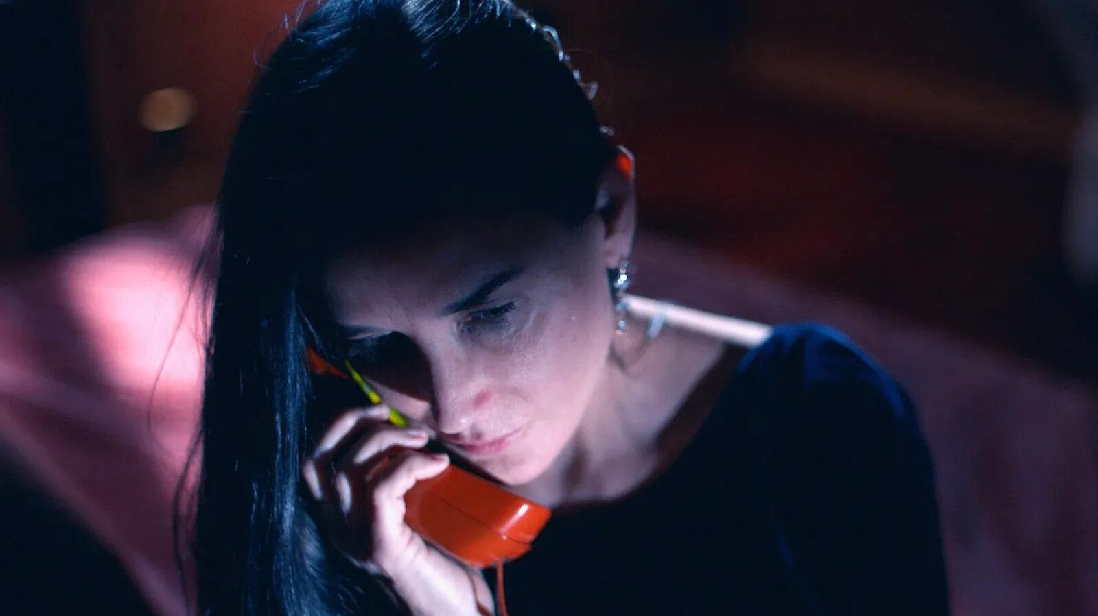 La directora Fargeat optó por utilizar efectos prácticos en lugar de digitales, representando entre el 70% y el 80% de los efectos finales. Este enfoque incluyó el uso de prótesis y maquillaje detallado para las transformaciones físicas de los personajes, proporcionando una sensación más auténtica y visceral.
