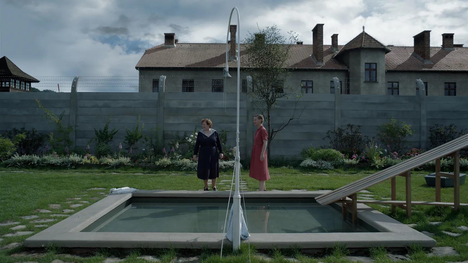 La película aboga por un enfoque más memorístico que sentimental, distanciándose de representaciones anteriores del Holocausto que se sumergían en la subjetividad y el suspense.