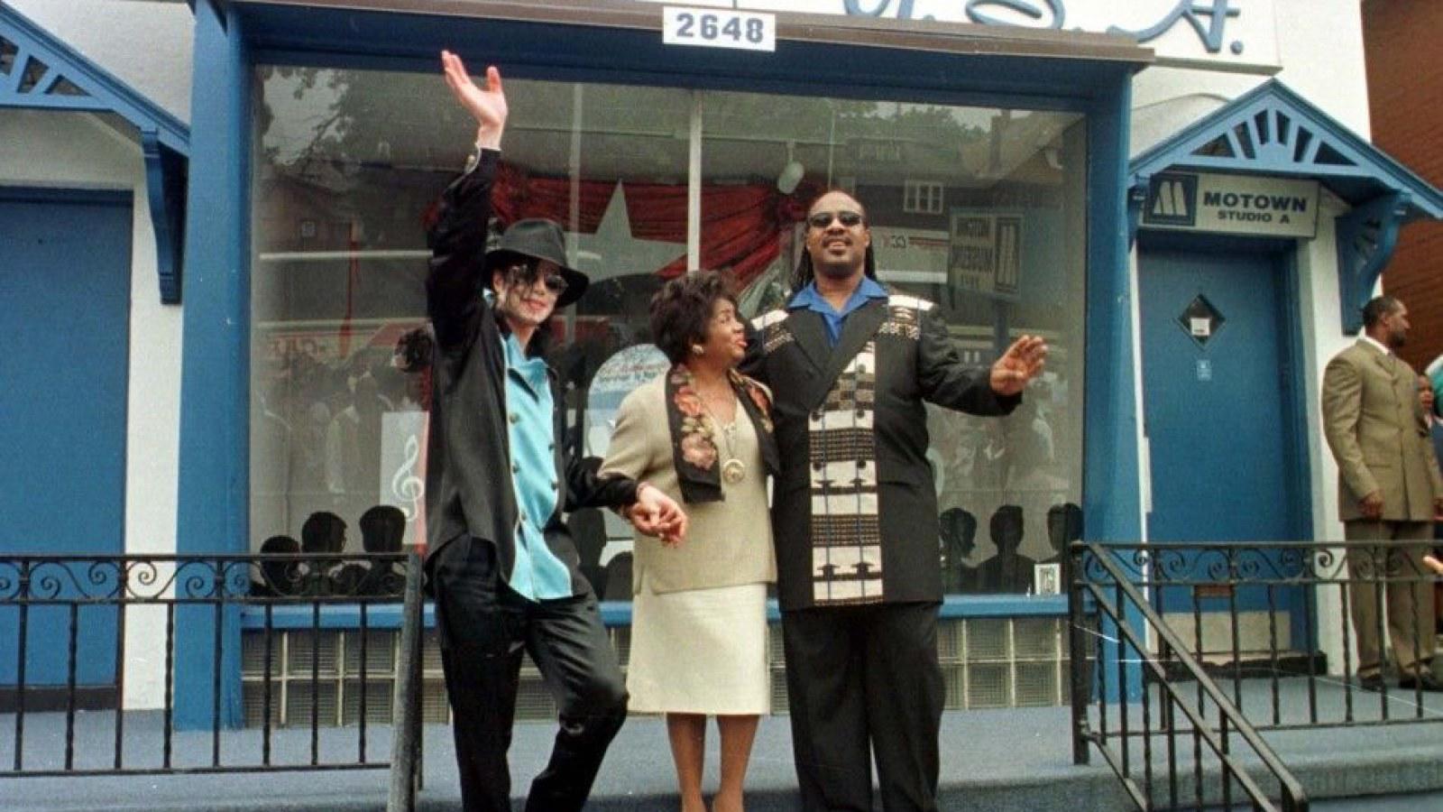 Motown “le lavó el cerebro” para que no se le viera con una mujer, creyendo que la cantidad de fanáticas disminuiría si se conocieran sus relaciones amorosas.