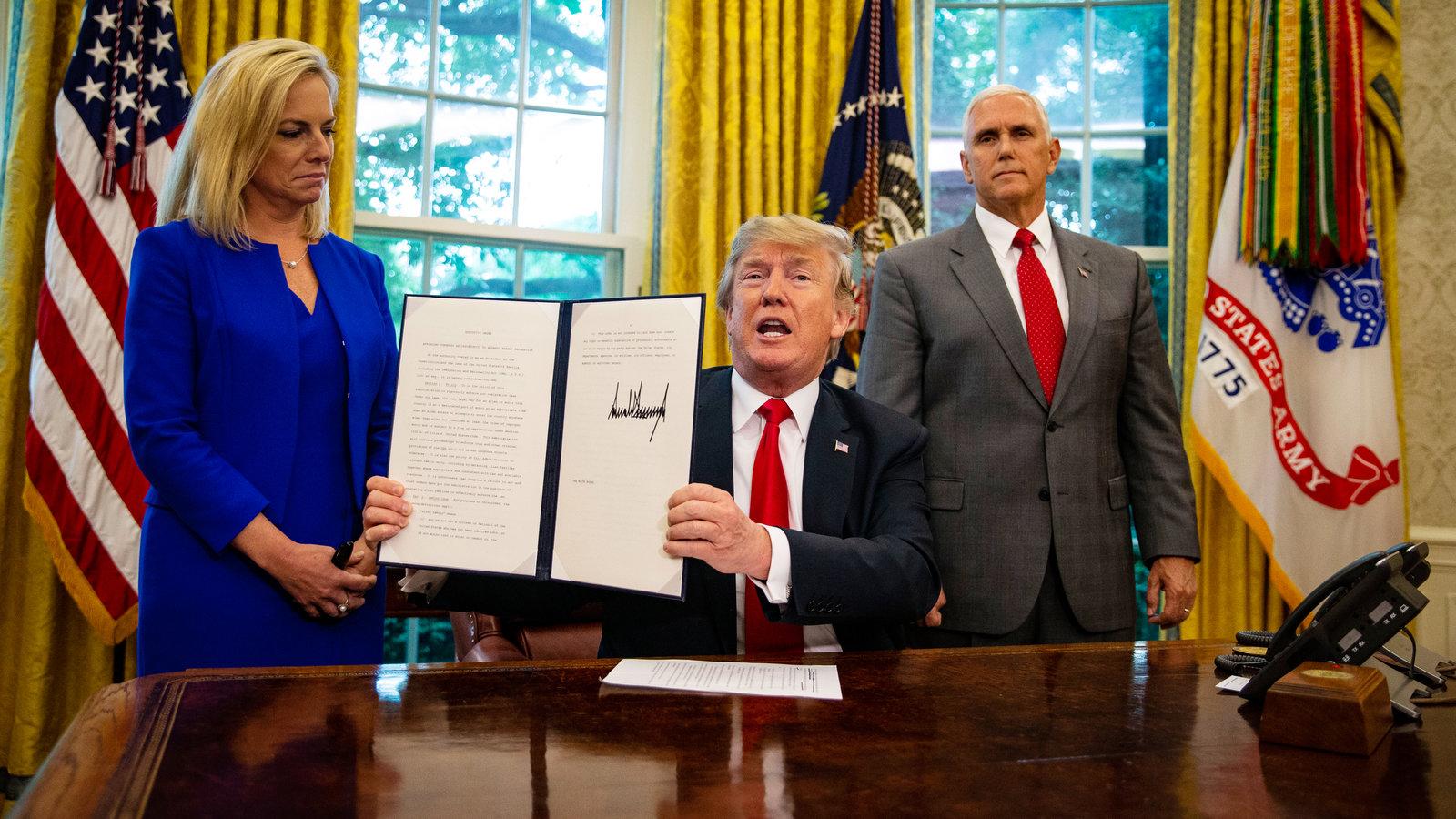 <b>Separación de familias en la frontera</b>Trump implementó una política de “tolerancia cero” en la frontera durante su presidencia, lo que llevó a la separación de miles de familias migrantes, incluidas muchas con niños. Las imágenes de niños en centros de detención sin sus padres causaron indignación global y críticas a la administración Trump por la falta de humanidad en su enfoque hacia la inmigración.