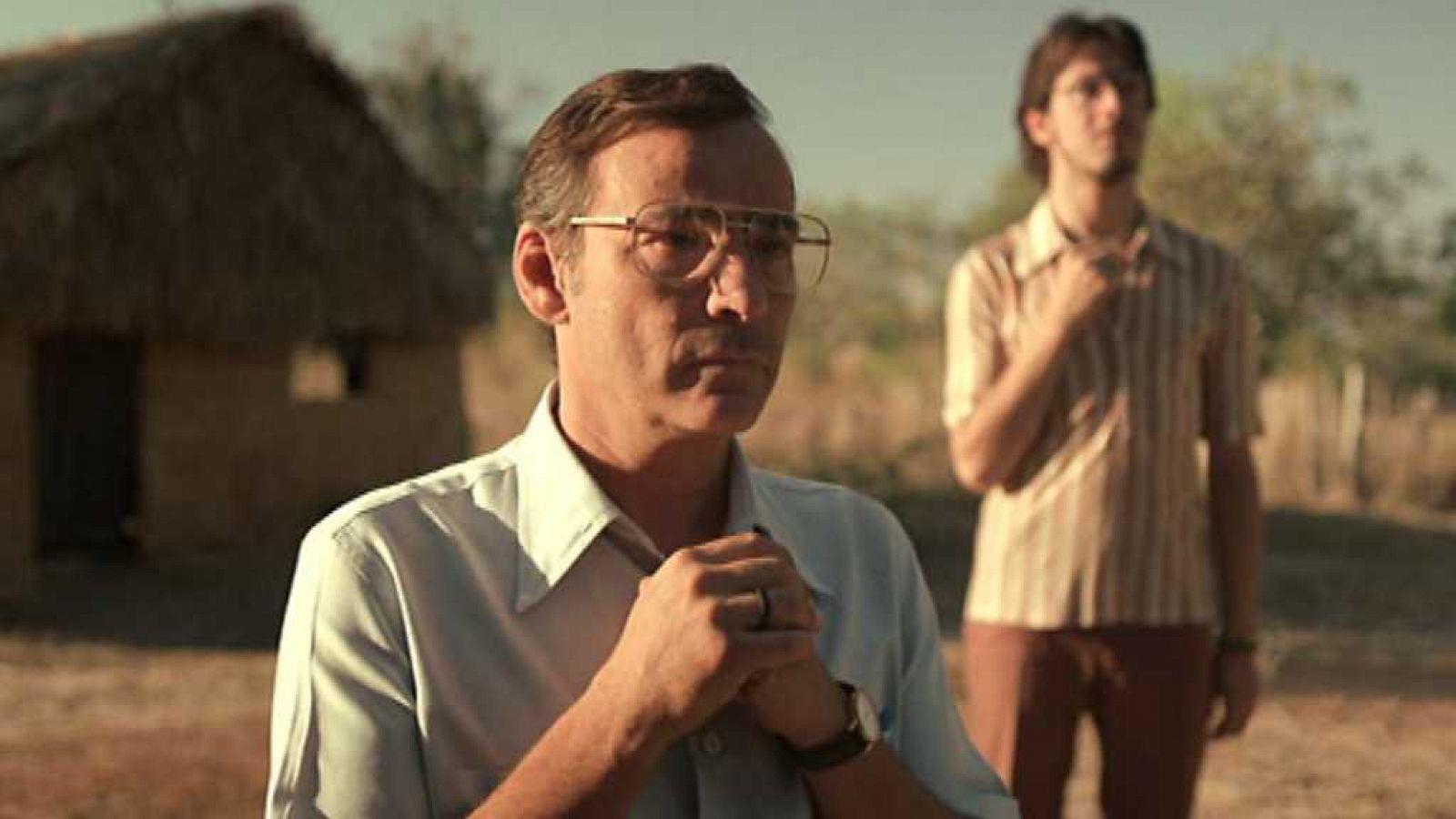 <b>Descalzo sobre la tierra roja.</b> Esta conmovedora miniserie basada en hechos reales cuenta la historia del obispo brasileño Pedro Casaldáliga, un misionero que dedicó su vida a defender los derechos de los pueblos indígenas del Amazonas. Su lucha por la justicia social y la dignidad humana, en medio de la opresión y el olvido, es una historia de espiritualidad vivida desde la acción. Es profunda, poderosa y refleja una fe que se manifiesta con hechos y valentía. Puedes verla en RTVE play.