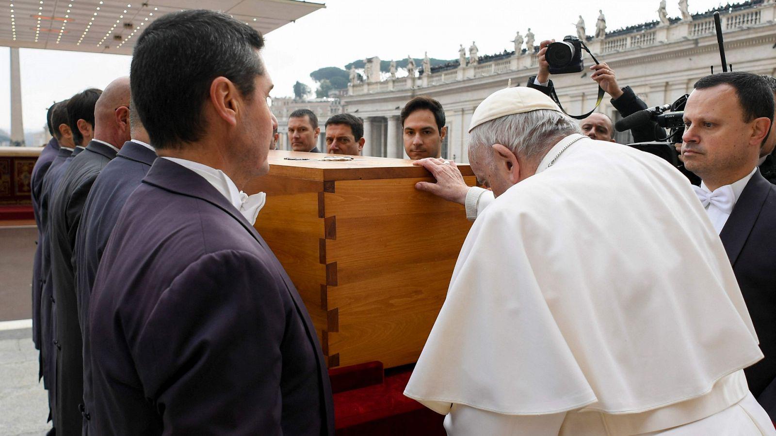 <b>Su despedida de Benedicto XVI.</b> En los funerales de su predecesor, Francisco se despidió como hermano. Fue un momento de respeto, unidad y humildad. El único Papa que despidió a otro Papa.